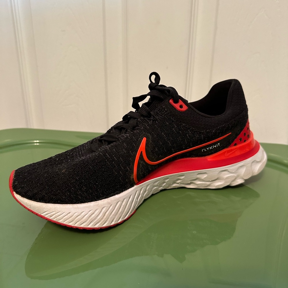 Nike Black and Red Women's Running Shoes - Picture 2 of 7